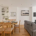 Fulham Spacious & Luxe House With Parking & Garden