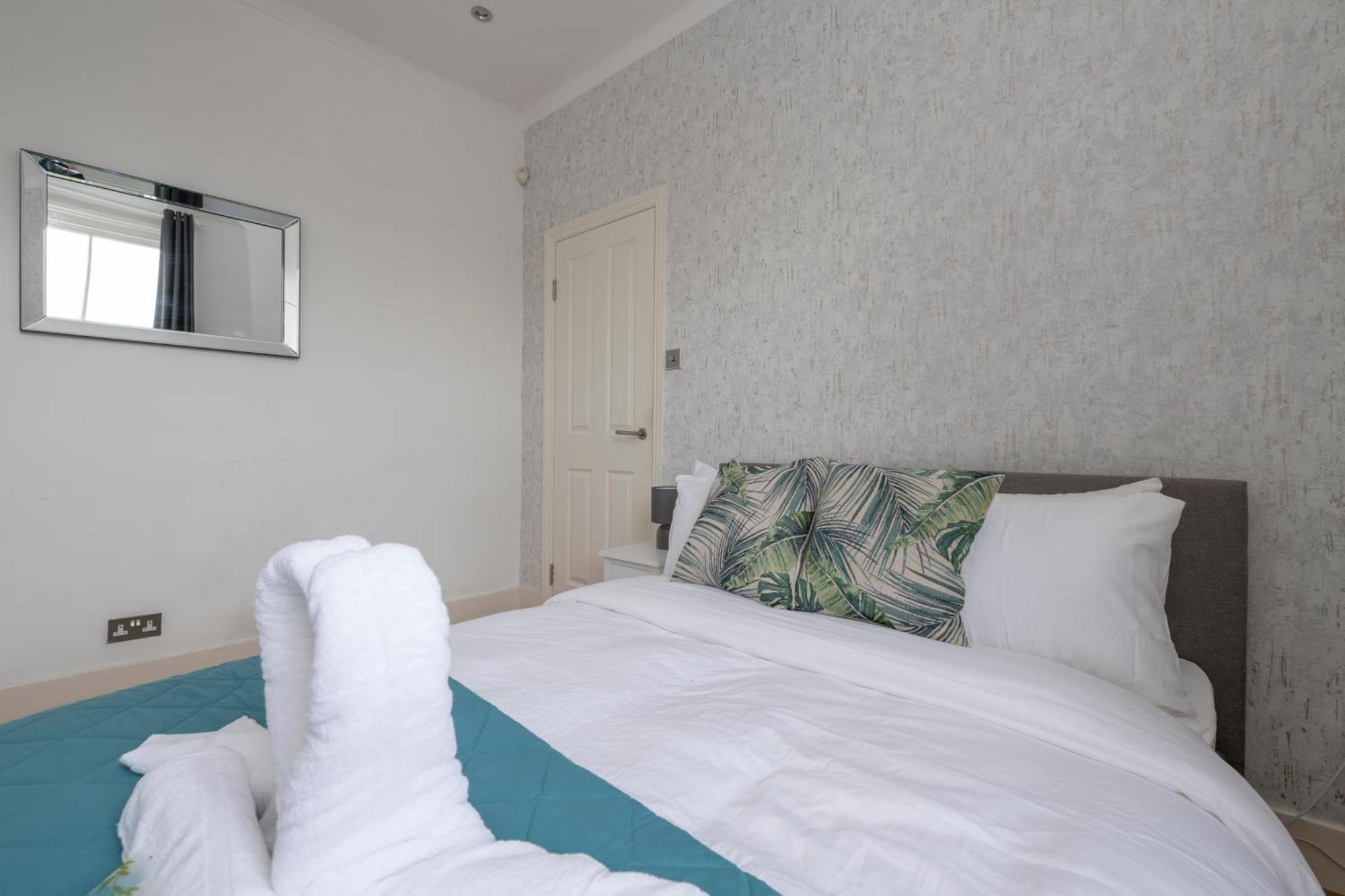 Fulham Spacious & Luxe House With Parking & Garden Londra
